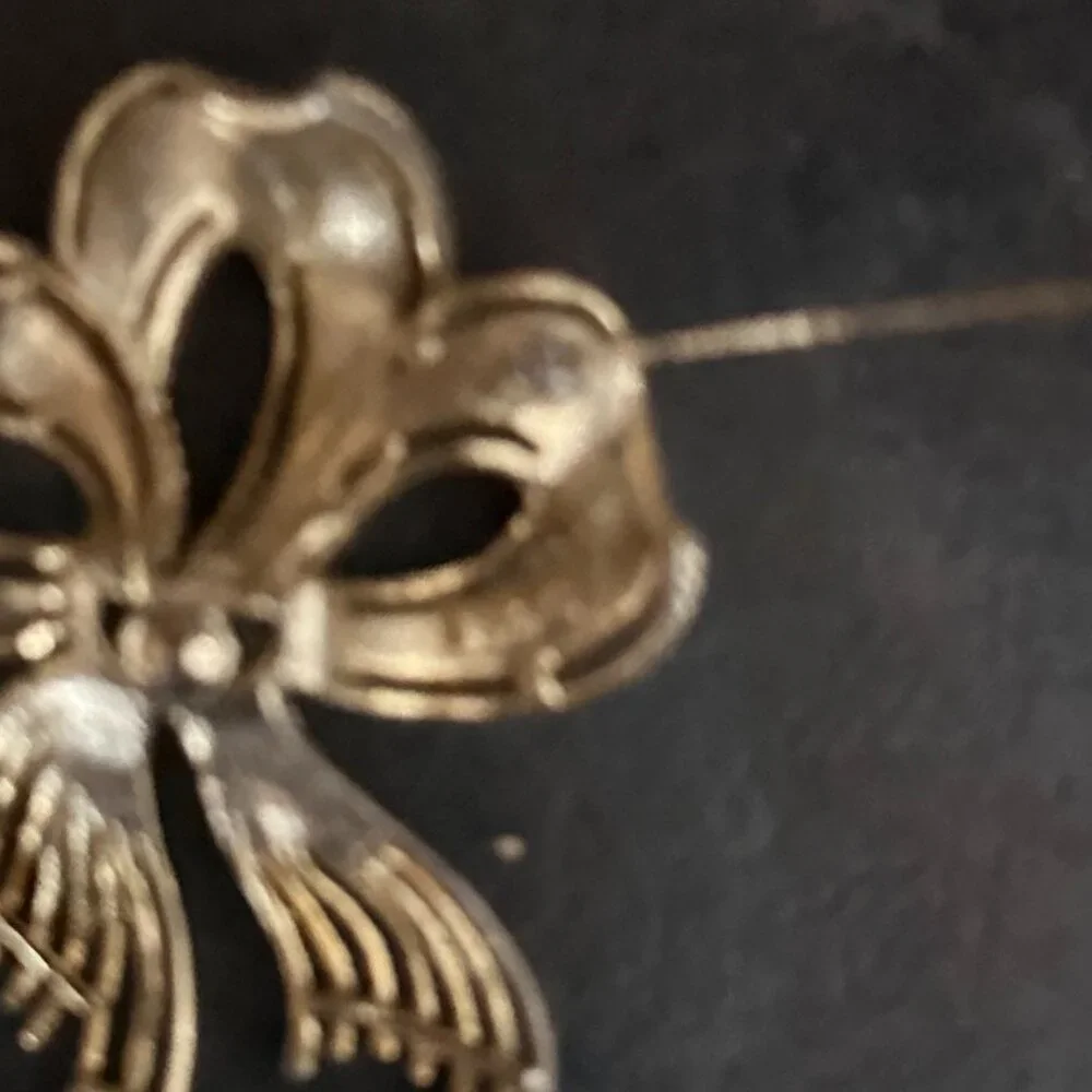 Vintage Lisner Textured Gold Tone Ribbon Bow Brooch